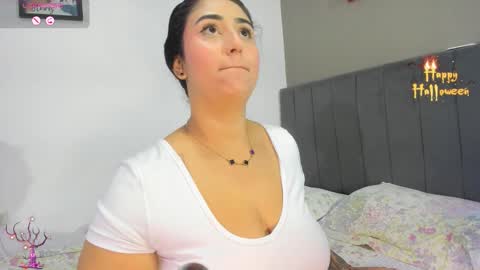 Snapshot of jhacky_sweet chatting on October 31, 6:14 am jhackelin My independent account online show from October 31, 6:14 am