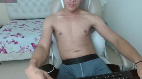 Snapshot of jheidertwink chatting on December 9, 7:06 am Jheider R. online show from December 9, 7:06 am