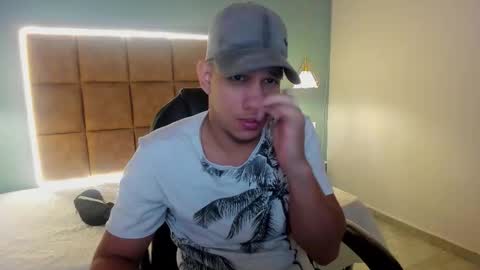 Snapshot of jheidertwink chatting on September 30, 12:32 pm Jheider R. online show from September 30, 12:32 pm