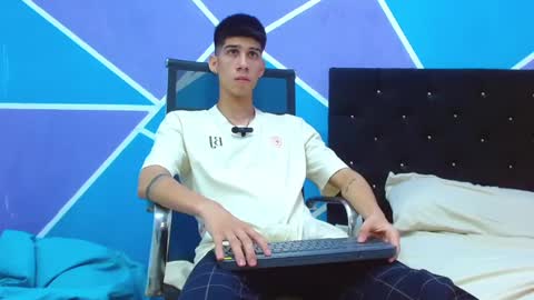 Snapshot of jhony_sex3 chatting on February 5, 7:18 am jhony_sex3 online show from February 5, 7:18 am