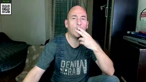 Snapshot of johanbarker chatting on December 6, 3:33 pm Johan online show from December 6, 3:33 pm