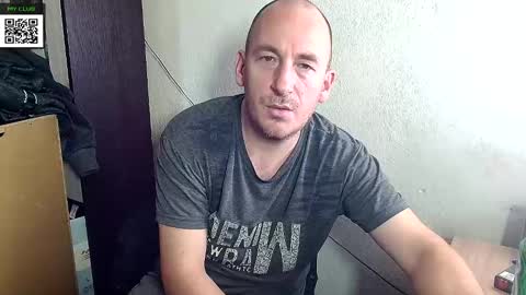 Snapshot of johanbarker chatting on December 9, 8:12 pm Johan online show from December 9, 8:12 pm