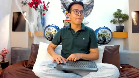 Snapshot of johnbelrose chatting on November 1, 7:49 pm johnbelrose online show from November 1, 7:49 pm