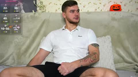 Snapshot of johnstoneisland chatting on October 28, 1:03 pm John online show from October 28, 1:03 pm