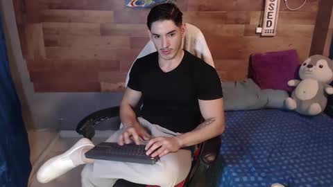 Snapshot of jonathancast08 chatting on December 16, 10:15 pm jonathancast08 online show from December 16, 10:15 pm