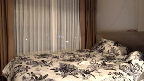 josh_xo online show from November 4, 12:48 pm