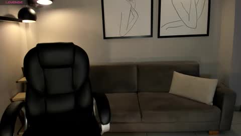 Juanita Clay online show from December 1, 7:30 pm