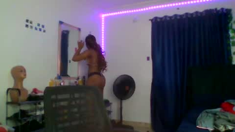 Snapshot of juicy_pussy1122 chatting on October 4, 8:12 am Emily online show from October 4, 8:12 am