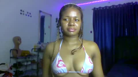 Snapshot of juicy_pussy1122 chatting on October 6, 9:51 am Emily online show from October 6, 9:51 am