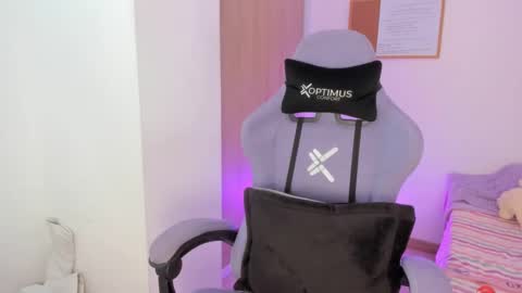 Snapshot of juli_santos_22 chatting on February 4, 6:27 pm juli_santos_22 online show from February 4, 6:27 pm