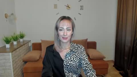 julia__cherry_ online show from December 10, 11:11 am