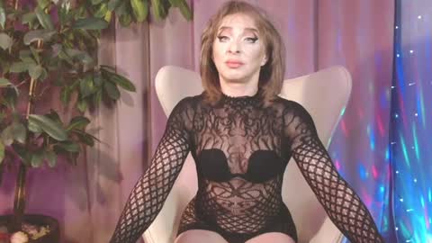 Snapshot of julia_renard chatting on January 28, 10:12 pm Julia online show from January 28, 10:12 pm