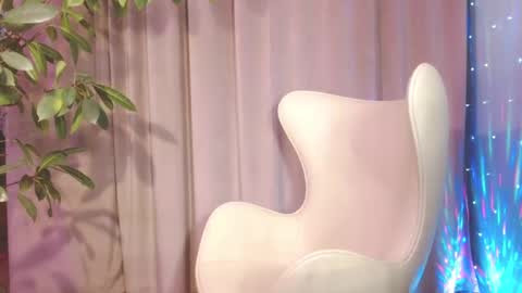 Snapshot of julia_renard chatting on February 16, 10:10 am Julia online show from February 16, 10:10 am