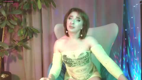 Snapshot of julia_renard chatting on October 12, 5:39 am Julia online show from October 12, 5:39 am