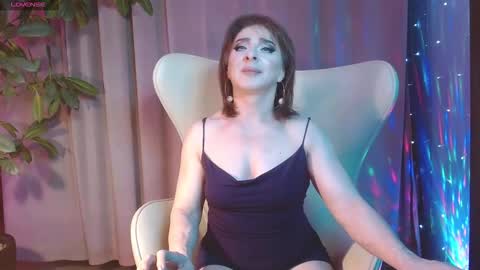 Snapshot of julia_renard chatting on November 7, 9:15 pm Julia online show from November 7, 9:15 pm