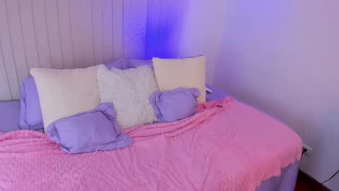 Snapshot of julianne__ chatting on February 4, 11:05 am Julianne online show from February 4, 11:05 am