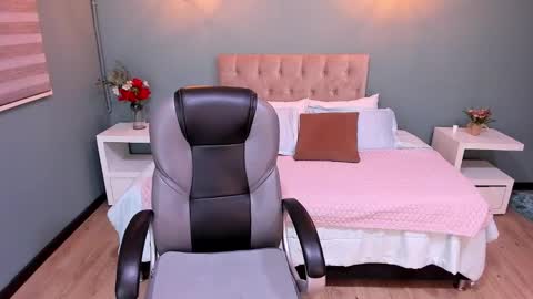 Snapshot of julianne__ chatting on March 8, 10:32 am Julianne online show from March 8, 10:32 am