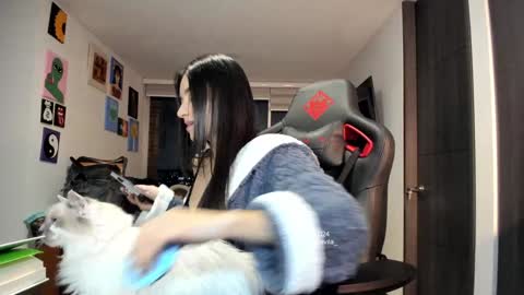 Jeimy Help me to reach 100 thumbs up online show from December 9, 12:12 am