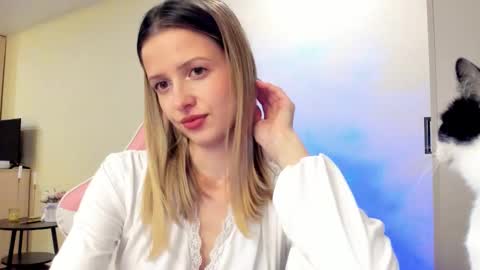 Julie online show from October 18, 3:02 pm