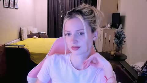 Julie online show from November 21, 3:22 pm