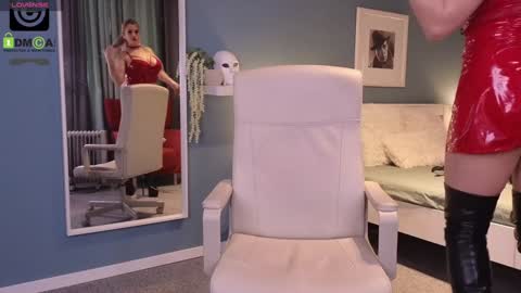 Snapshot of julya_parker chatting on January 17, 9:49 am Julya Mistress online show from January 17, 9:49 am