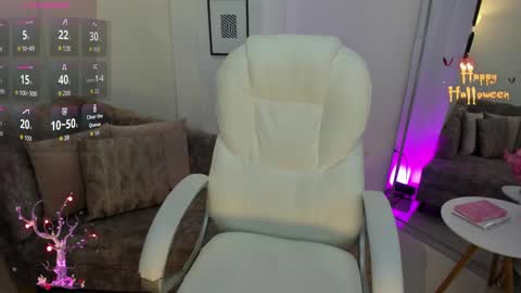 July Adams online show from October 20, 7:20 am