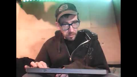 Snapshot of justinjerksit chatting on December 7, 12:02 pm justinjerksit online show from December 7, 12:02 pm