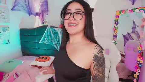 Snapshot of justonecute chatting on October 19, 8:04 am Emy online show from October 19, 8:04 am