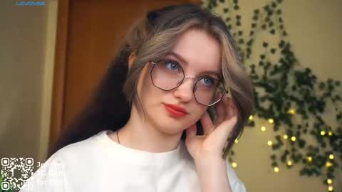 Snapshot of kacyboone chatting on October 5, 6:23 am Tate online show from October 5, 6:23 am