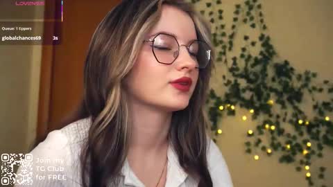 Snapshot of kacyboone chatting on October 13, 7:30 am Tate online show from October 13, 7:30 am