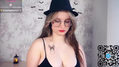 Snapshot of kacyboone chatting on October 31, 5:19 am Tate online show from October 31, 5:19 am