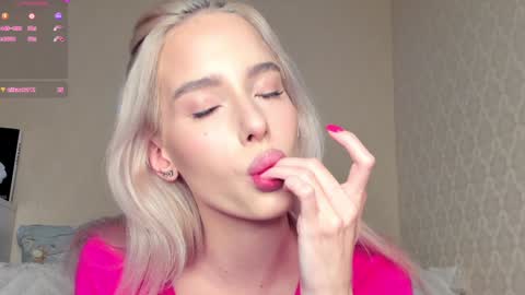 Snapshot of katebremar chatting on December 6, 9:57 pm online show from December 6, 9:57 pm