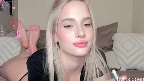 Snapshot of katebremar chatting on December 16, 10:04 pm online show from December 16, 10:04 pm