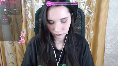 Snapshot of katecrash chatting on December 5, 9:51 am YourKate online show from December 5, 9:51 am