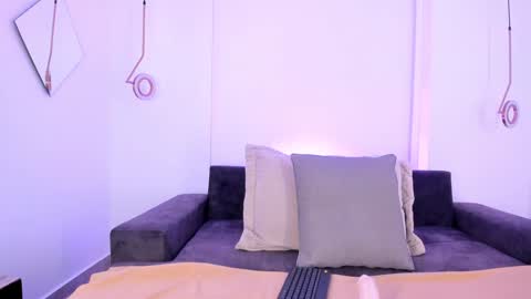 Snapshot of katiecruz_ chatting on January 6, 12:13 pm Katie online show from January 6, 12:13 pm