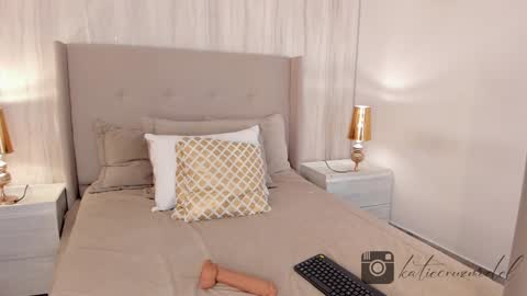 Snapshot of katiecruz_ chatting on January 9, 4:49 pm Katie online show from January 9, 4:49 pm