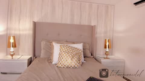 Snapshot of katiecruz_ chatting on February 4, 5:34 pm Katie online show from February 4, 5:34 pm