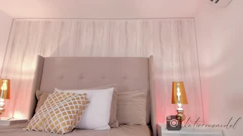 Snapshot of katiecruz_ chatting on February 18, 5:21 pm Katie online show from February 18, 5:21 pm