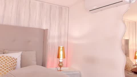 Snapshot of katiecruz_ chatting on February 19, 8:20 pm Katie online show from February 19, 8:20 pm