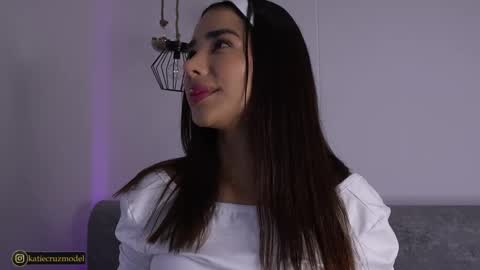 Snapshot of katiecruz_ chatting on October 6, 11:07 am Katie online show from October 6, 11:07 am