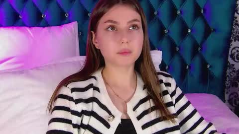 katiereeves online show from November 18, 6:12 pm