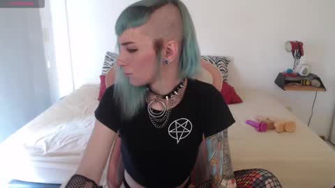 luna   online show from December 31, 4:25 pm