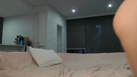 Snapshot of kaylaaaa111 chatting on February 5, 8:11 am khaleesi online show from February 5, 8:11 am