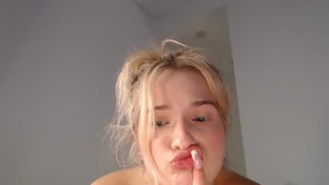 Snapshot of kaylaaaa111 chatting on February 9, 10:31 am khaleesi online show from February 9, 10:31 am