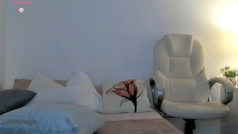 Snapshot of kayle__11 chatting on October 30, 3:24 pm INSTAGRAM AND TW 11kayle online show from October 30, 3:24 pm