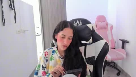 Snapshot of kaylie_xxx chatting on November 12, 11:43 am kaylie online show from November 12, 11:43 am