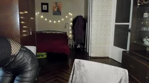 Snapshot of kellydark0111 chatting on December 18, 3:55 pm Mistress online show from December 18, 3:55 pm