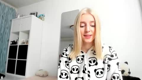 Kenzie online show from October 22, 3:18 am