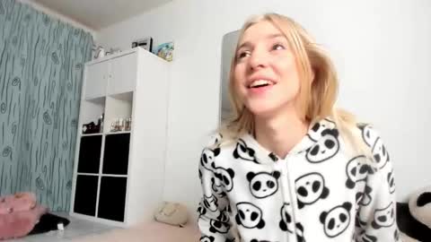 Kenzie online show from October 27, 4:27 am