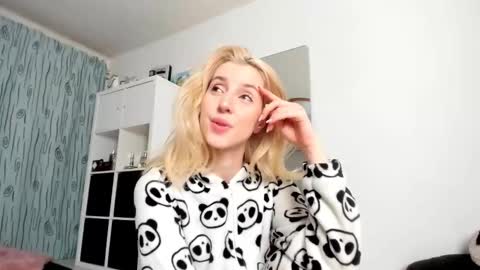 Kenzie online show from November 10, 4:44 am